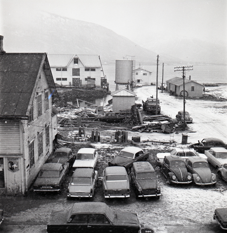 Yngve Steiros byggetomt på Sortland i januar 1973. I venstre bildekant Sigurd Pedersens forretningsgård, som ble revet kort tid etter at bildet ble tatt.