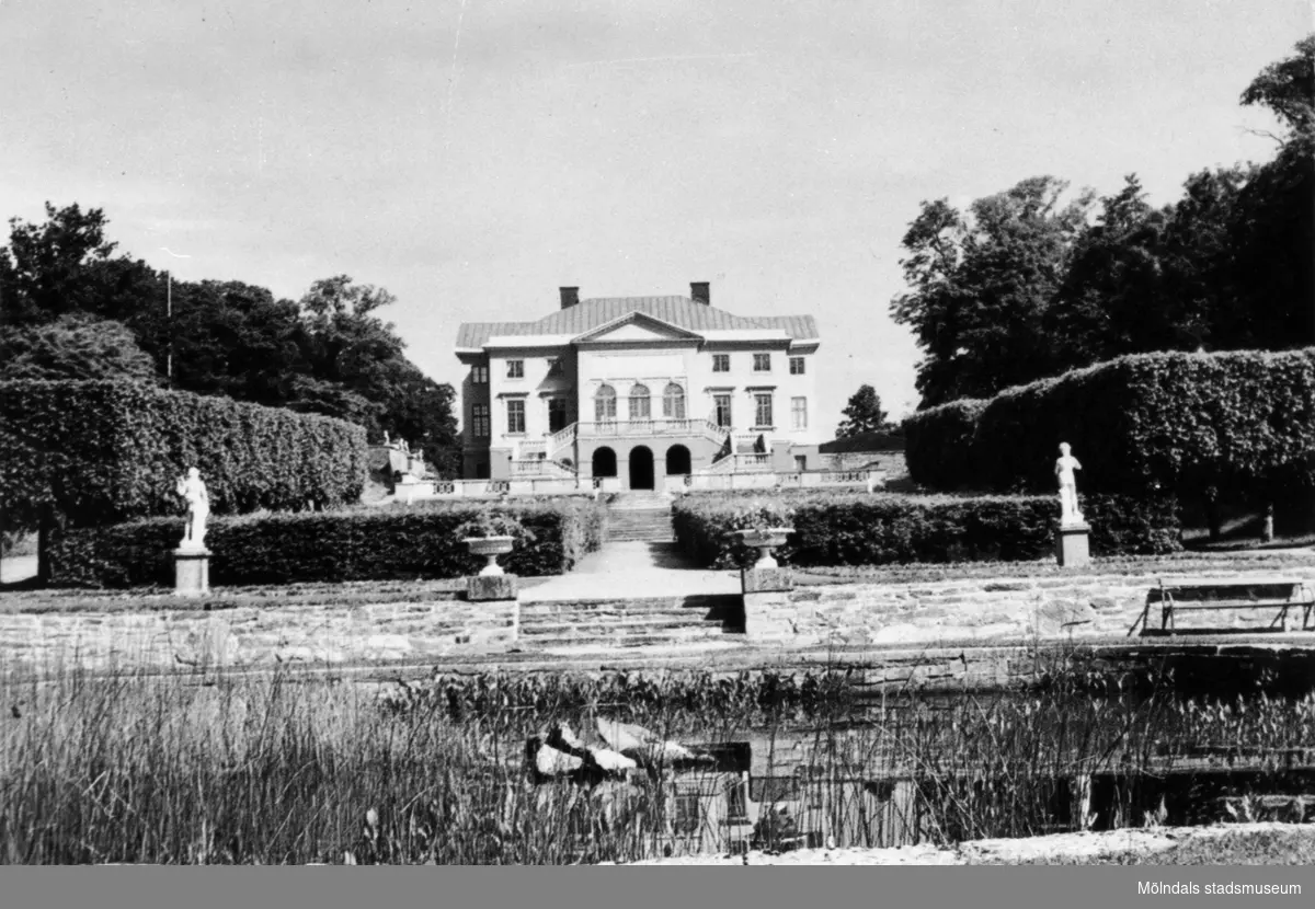 Gunnebo slott och södra trädgården, 1960-tal. Vy från södra sidan av trädgårdsdammen.