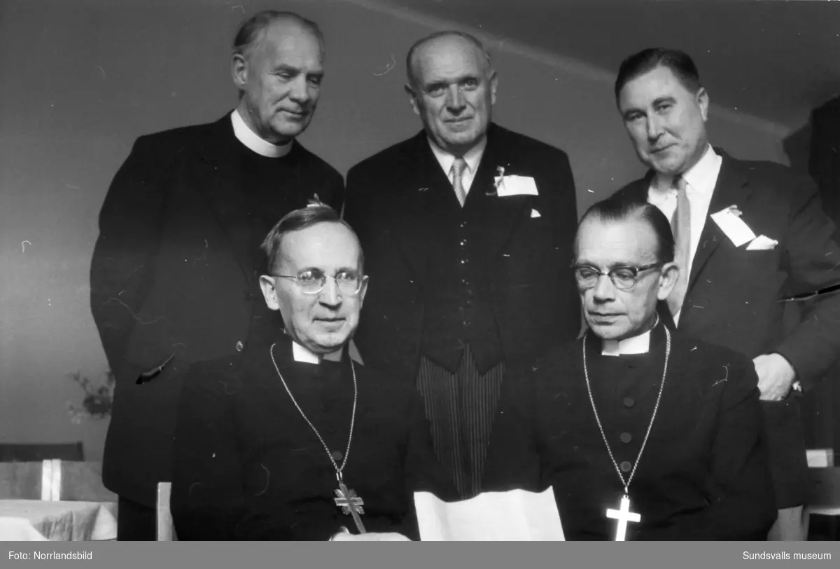 Konferens i Sundsvall om kyrkans sjömansvård. Sittande från vänster: biskoparna i Härnösands stift, Gunnar Hultgren (1951–1958) och Ruben Josefsson (1958–1967).
