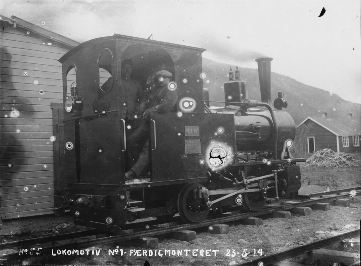Prøvekjøring av Aurabanens lokomotiv nr. 1. 
Billedtekst: No 55 Lokomotiv no. 1 Færdigmonteret 23-5-14.