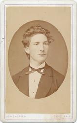 Portrett av en mann i finklær.