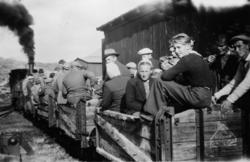 "Persontog" på Holbu stasjon. Kassevognene ble brukt som per