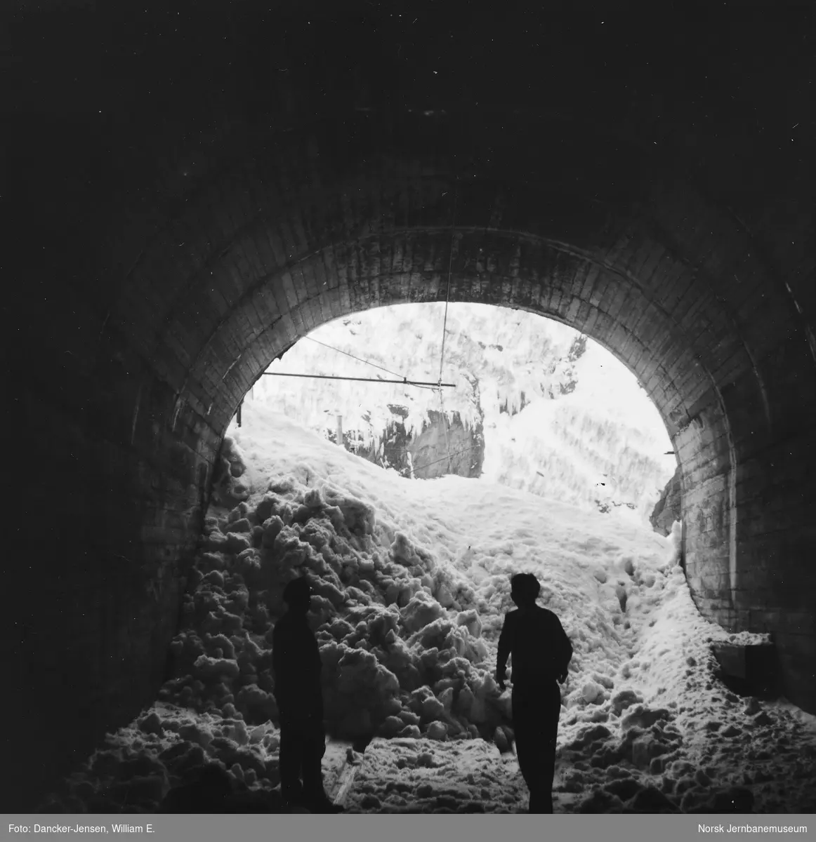 Snøras foran tunnel ved Kårdal på Flåmsbana