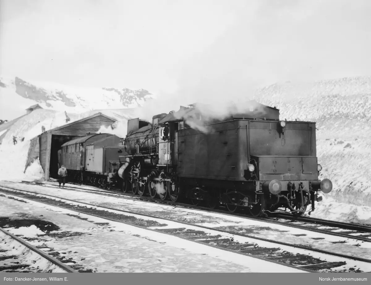 Snøryddingstog, damplokomotiv type 31a nr.320 med roterende snøplog