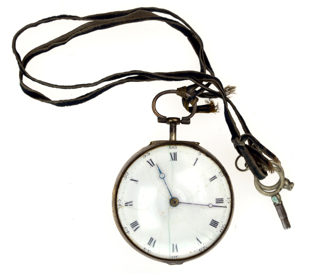 Parkasse ur i sølv med emaljert tallskive, av engelsk type, med nøkkel på fløyelslenke