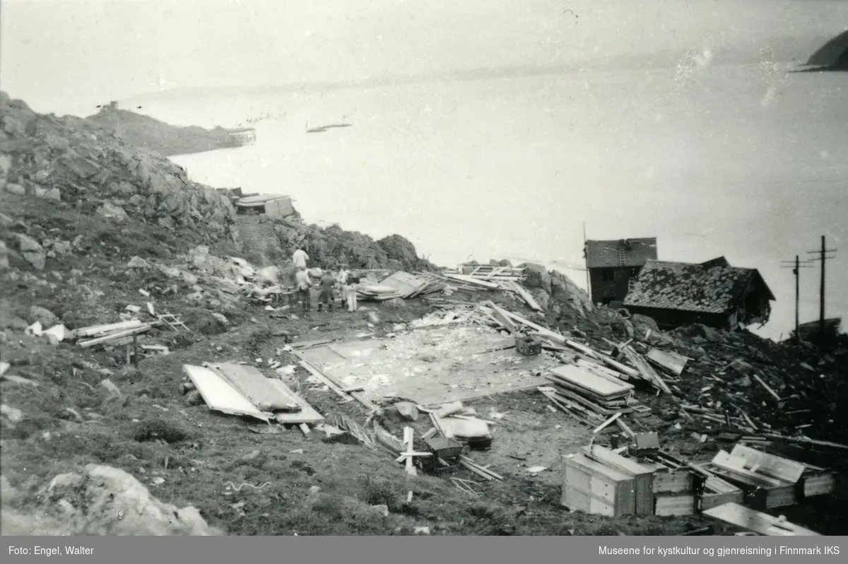 Honningsvåg. Ødelagte hus etter Storbombingen 14. juli 1942. En landgangspram lastet med ammunisjon ble bombet ved Jægtviks Fiskebruk. 11 mennesker omkom.