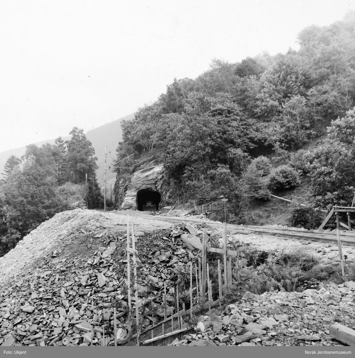 Anlegget av Tunestveit tunnel - anleggsarbeider ved vestre innslag