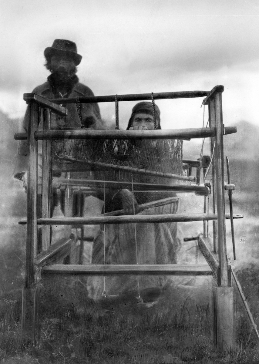 Mann og kvinne ved flatvevstol av eldre type. Trollfjord.