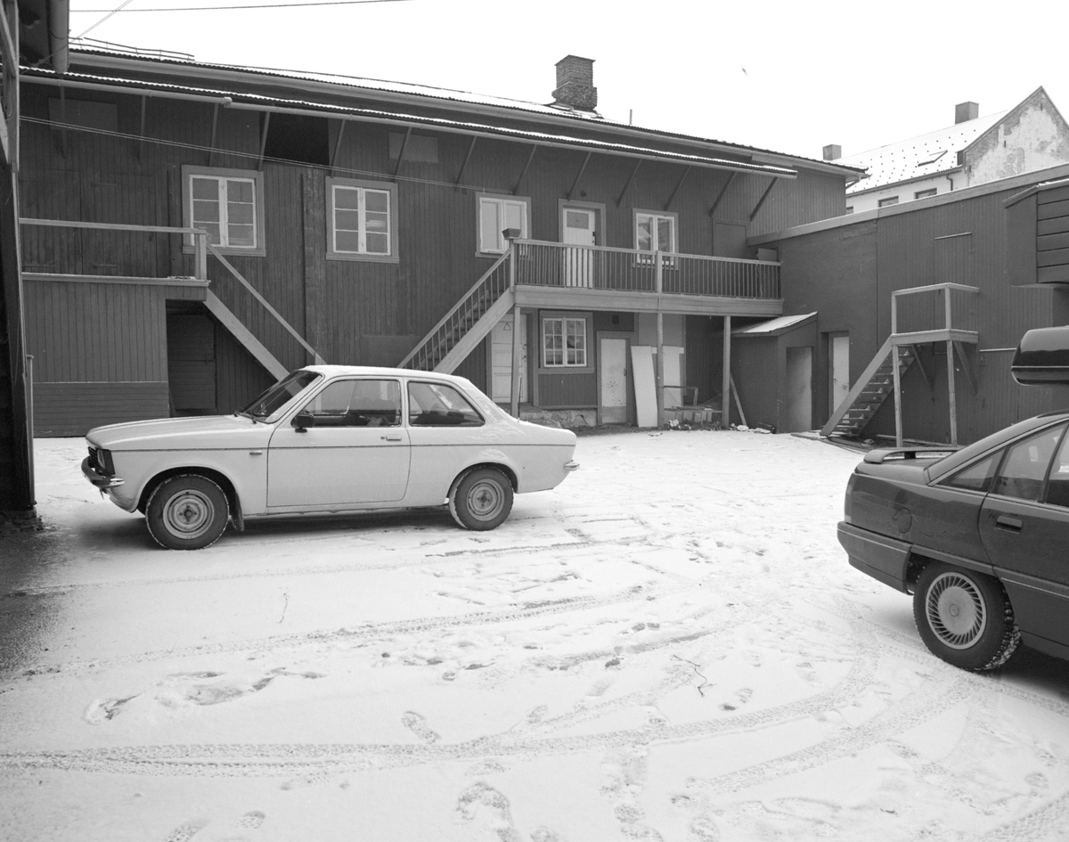 Torggata 81, Hamar. Før riving vinteren 1990, bakgård, bygård. Personbil Opel Kadett.