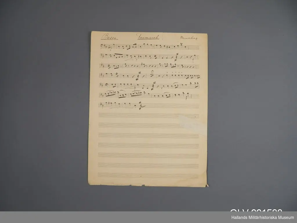 Mappen ingår i samling av fem mappar GLV.001584 - GLV.001588. Mappen innehåller handskrivna noter för basstämman till två musikstycken: Fansång (Fanmarsch) av Wennerberg och Frimurare-Sång.