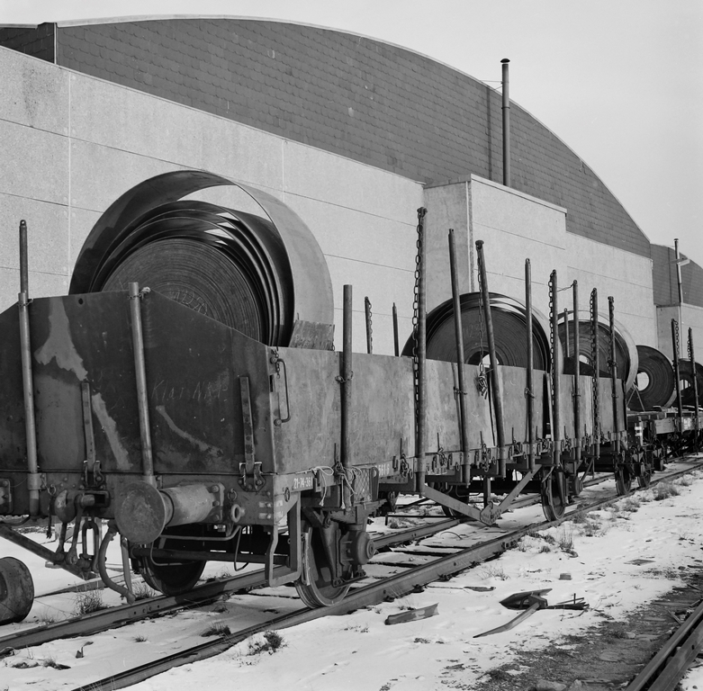 10 tonn tunge stålcoilere på jernbanevogn foran fabrikkhallene til Kvernelands Fabrikk AS på Øksnevad