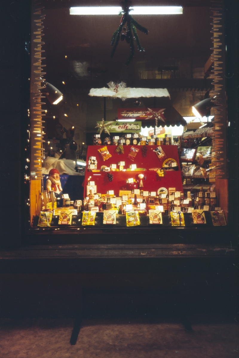 Juleutstilling i vinduet på Bothners butikk.