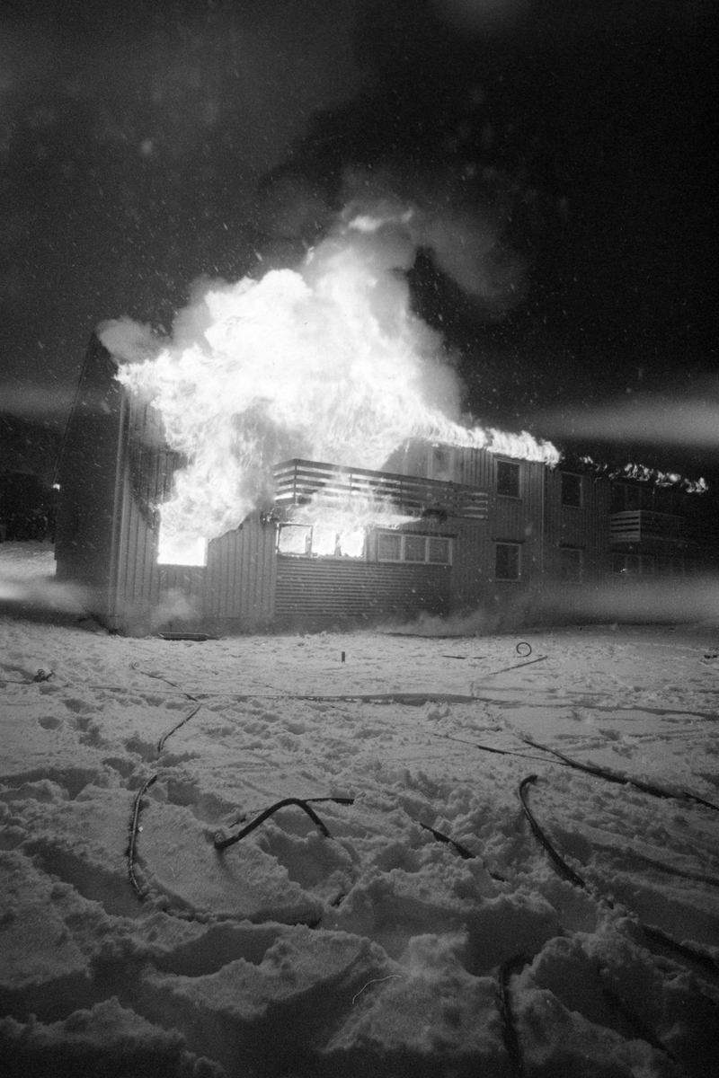 Et hus i brann.