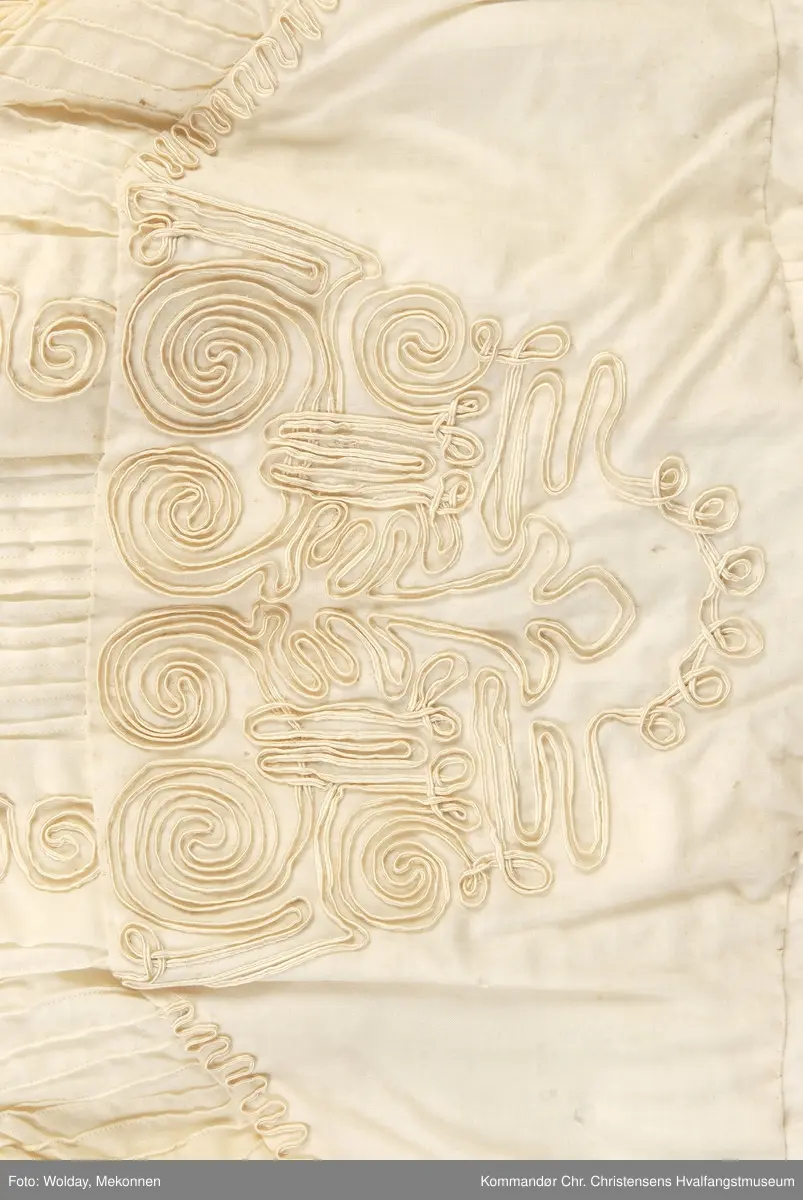 Teknikk: Håndarbeid. Sydd både for hånd og på maskin Høy krave av bomullsblonde. 3/4 lange ermer m/albulange overermer
