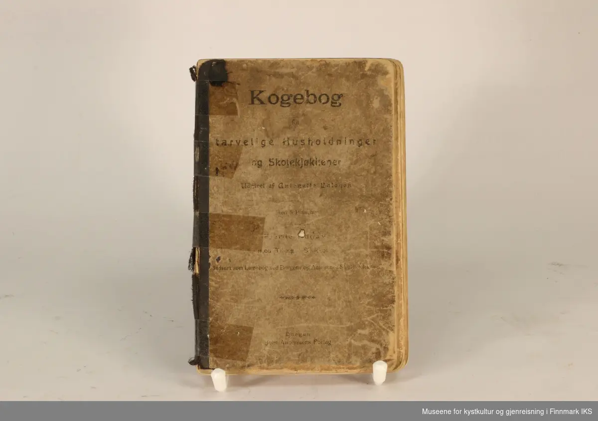 To bøker med samme navn. "Kogebog for tarvelige husholdninger og skolekjøkkener". Bokene utgitt av Antonette Balchen i Bergen sannsynligvis i 1897.