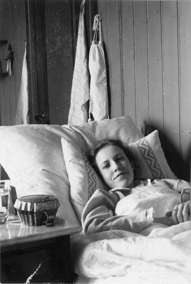 Fotosamling etter Cappelen. Gudrun Knudsen, 16 år gammel, på sykeleie i 1902. Hun var datter av Gunnar Knudsen og døde av tuberkulose.