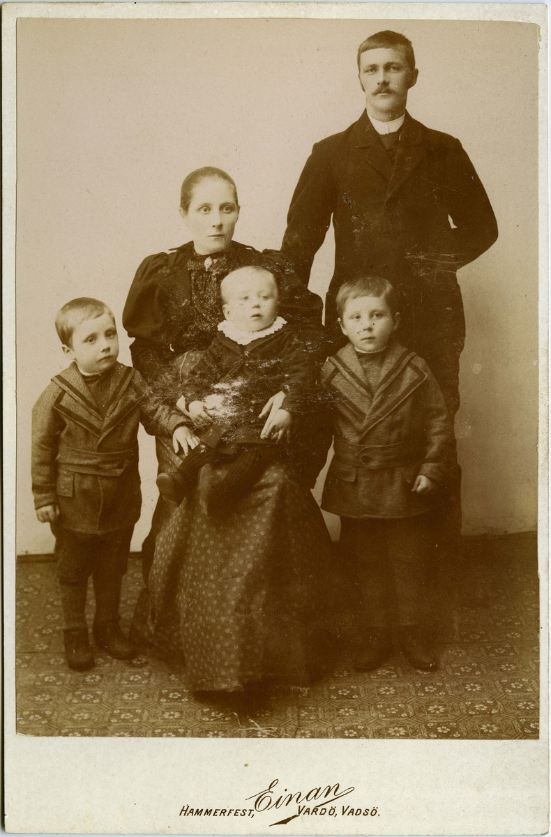 Fisker Hans Bersvendsen med kona Bergitte  Josefine og barna Karl Georg, Bersvend Johannes og Hilmar Birger, Vardø 1895-06. Den yngste av sønnene, Hilmar Birger, sitter i morens fang. Trolig står Bersvend Johannes til venstre og Karl Georg til høyre.