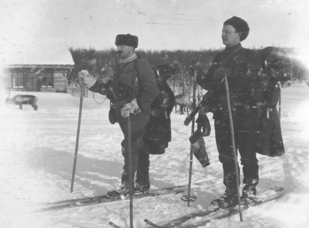 "Müller? og Lebesby. Nyborgmoen." Mennene står på ski. De er kledd i vinterklær og bærer på sekker. I bakgrunnen kan man se rein.