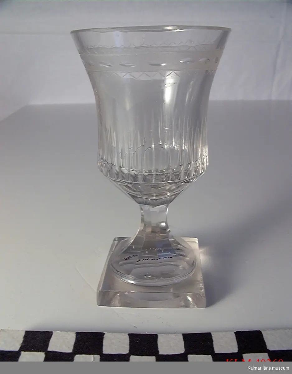 KLM 40360 Fotglas, glas. Empire, graverat med räfflor och fyrkantig fot.