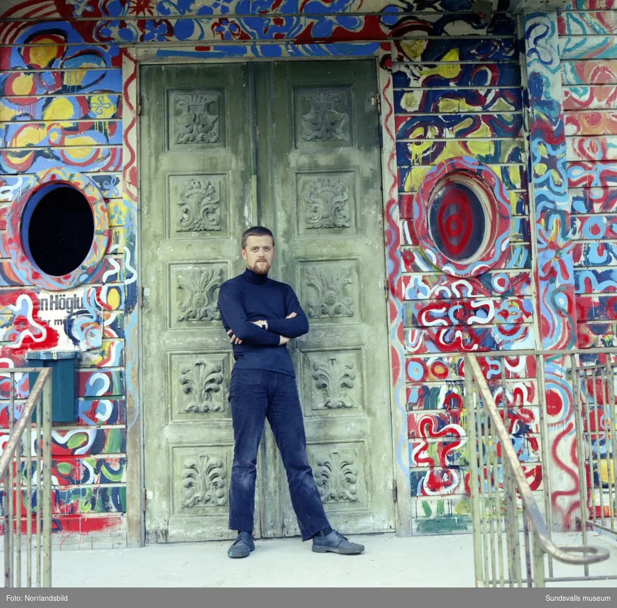 Sundsvallskonstnären Sven Höglund vid sitt färgglad hus.