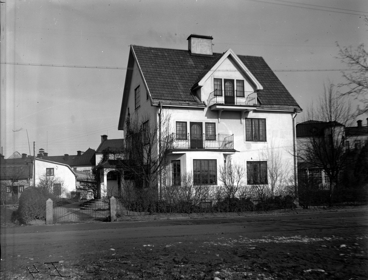 Hammers hus vid Sveavägen 1935.

Fotograf: Ellert Johan Viktor Sörman.

Fotokopia finns.
