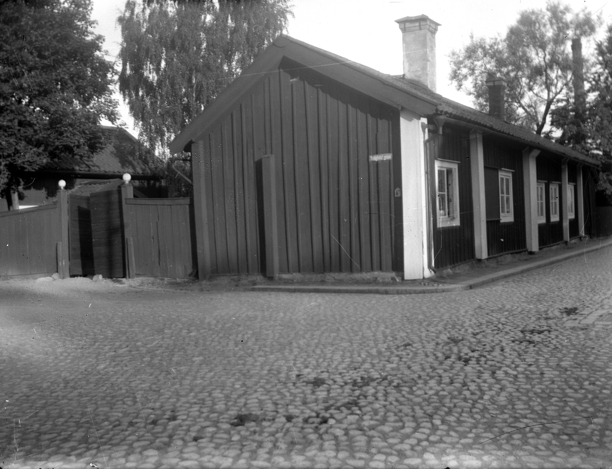 Josefsonska gården vid Glasgatan-Esplanaden.
Riven 1946.

Fotograf: KJ Österberg.

Fotokopia finns.