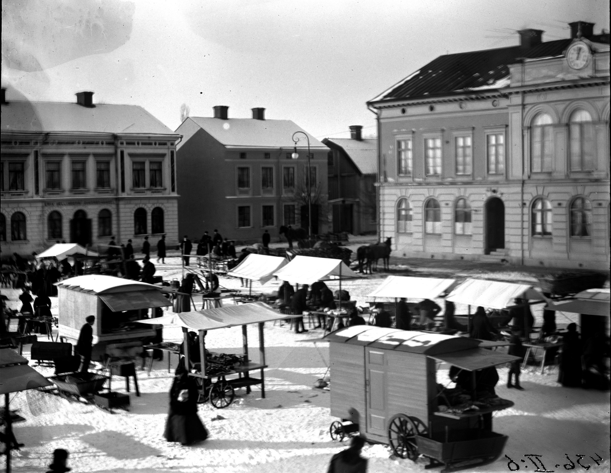 Torghandel omkring 1900. Fotograf: E.F Hultgren Fotokopia finns.