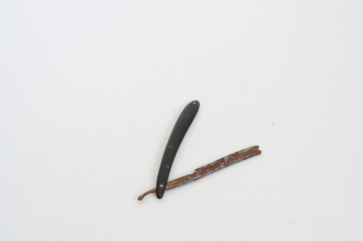 Form: avlangt etui med to barberkniver oppi, knivbladet kan foldes inn i skaftet 

