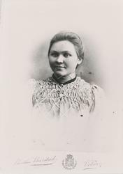 Portrett av en kvinne med finklær og søljer.