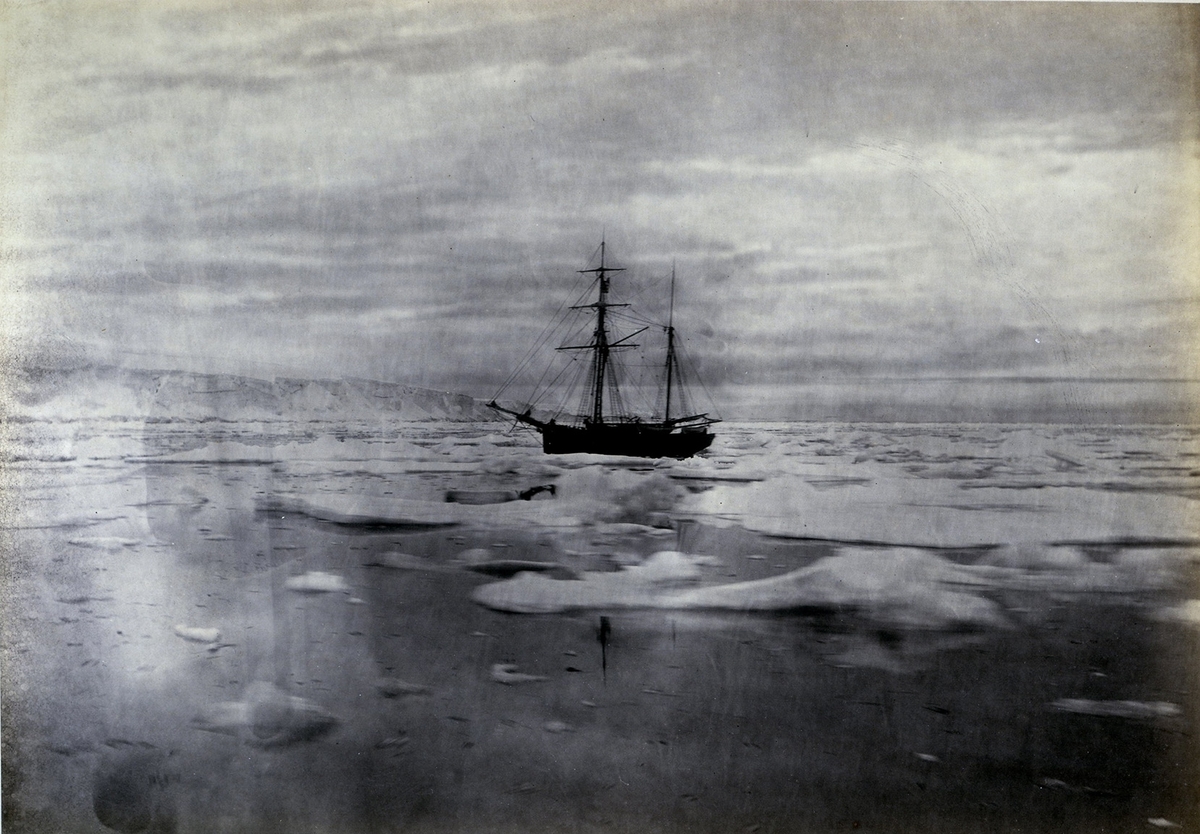 "Samson near Ice-Cape, Hinlopen Straits". Benjamin Leigh Smiths underhållsfartyg.