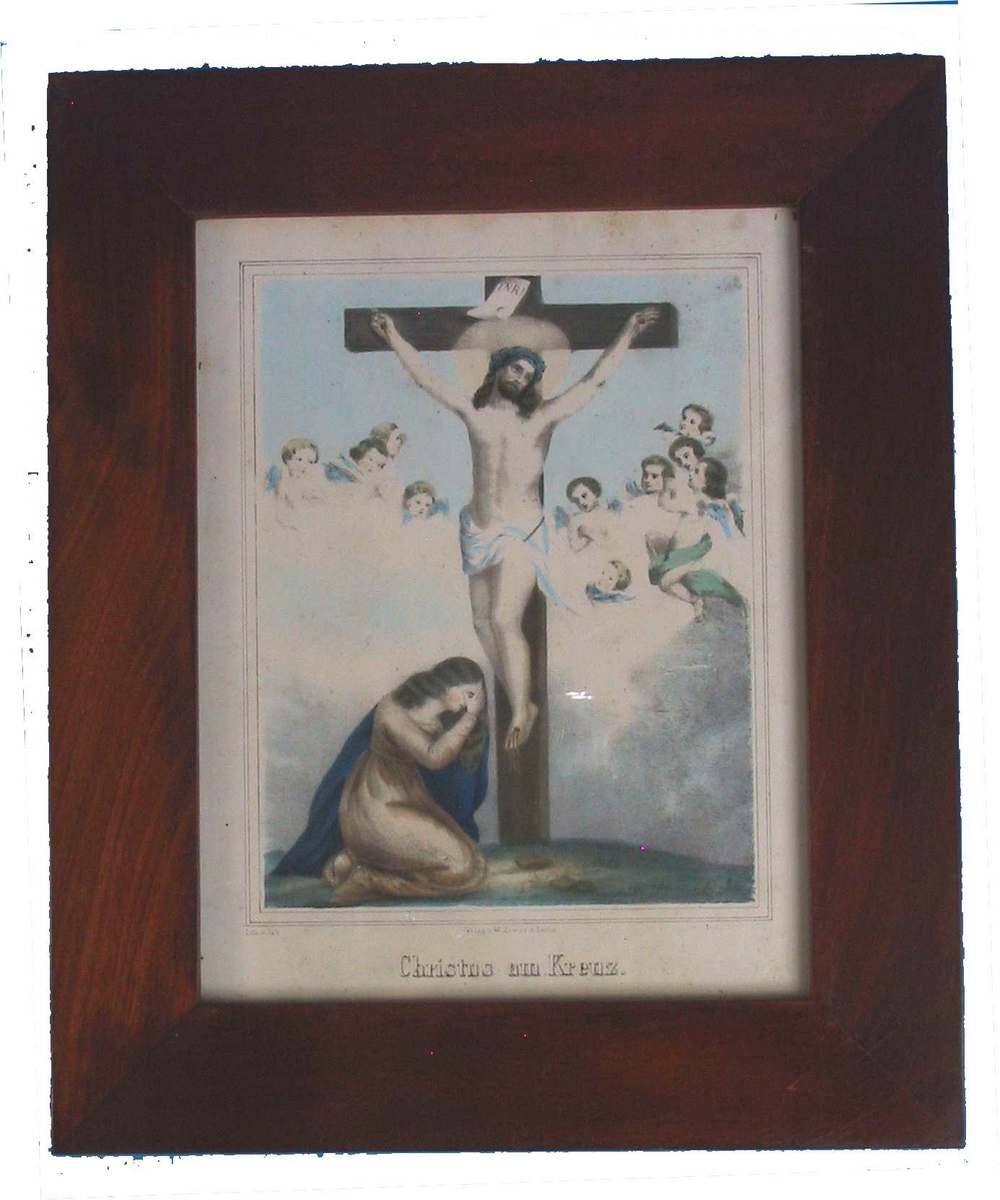 Sentralt i bildet den korsfestede Kristus, tv. ved korsets fot Maria I hvit kjole, håndkolorert med litt brunt og sterk bl pm. englehoder, med lysblå vinger og th. en med lys grønn kappe.