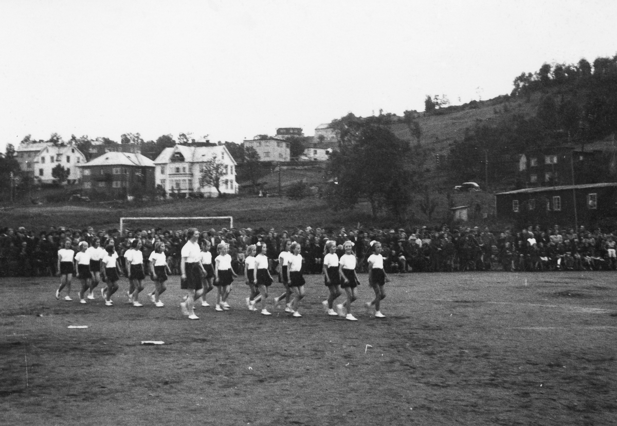 Turnforeningens "Småpikeparti" marsjerer inn på stadion.