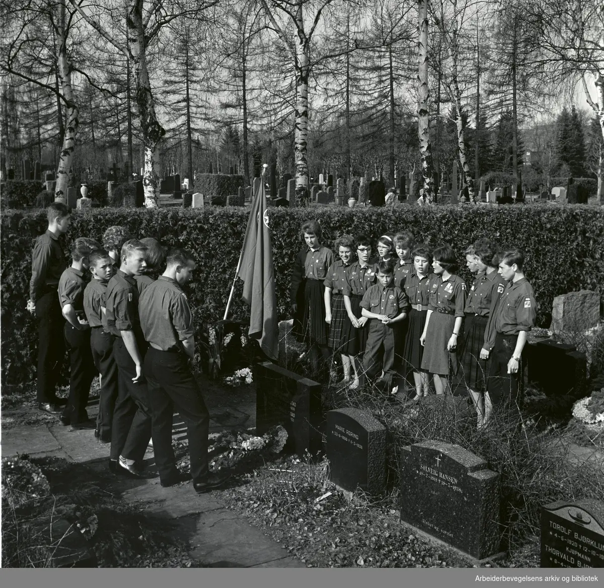 1. mai 1962 i Oslo.Barn fra Sentrum Framlag legger blomster på graven til Helga Karlsen på Vestre Gravlund.