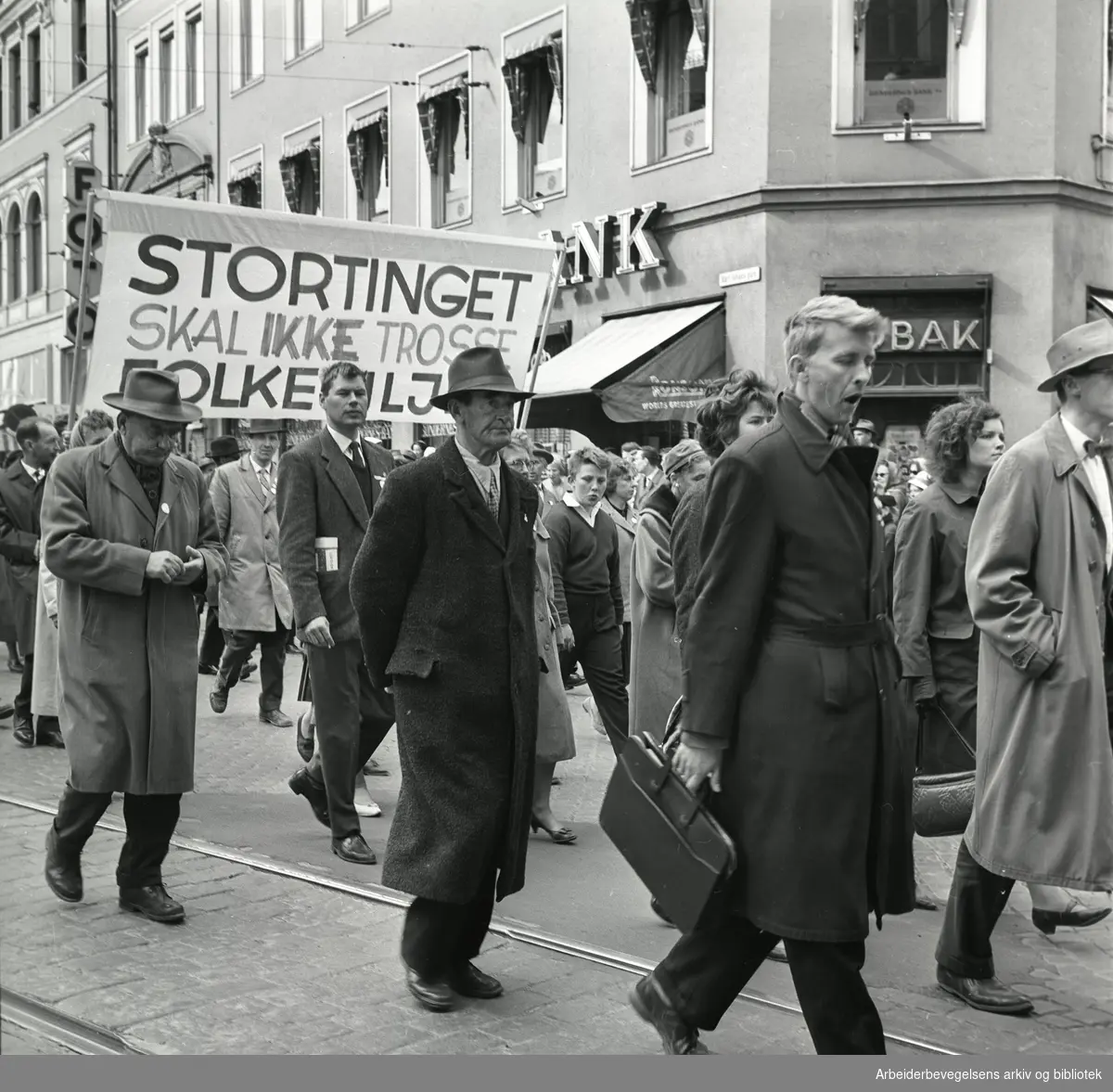 1. mai 1962 i Oslo.Demonstrasjonstog arrangert av "Faglig aksjon mot Fellesmarkedet" med støtte fra Sosialistisk Folkeparti (SF) og Norges kommunistiske parti (NKP)..Parole: Stortinget skal ikke trosse folkeviljen.