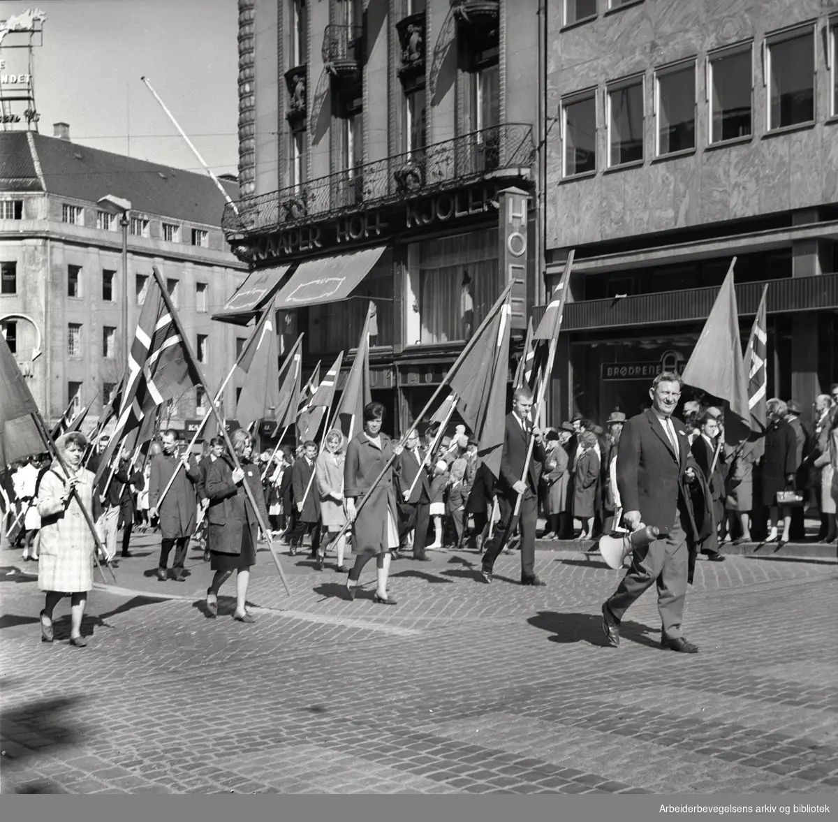1. mai 1965 i Oslo.Demonstrasjonstoget i Karl Johans gate.Flaggborg