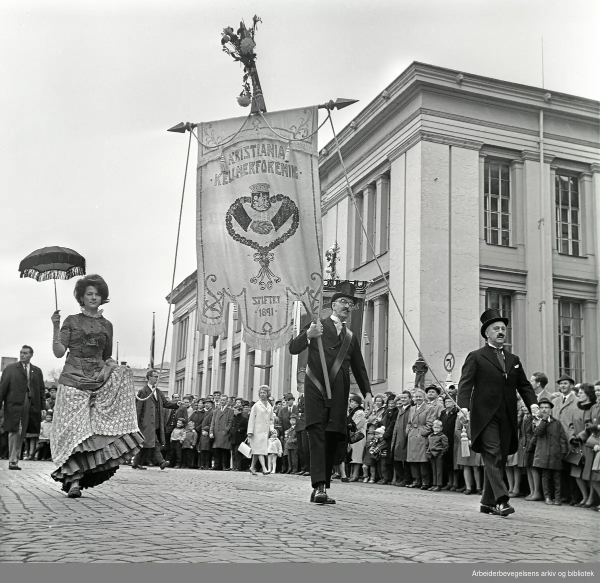 1. mai 1966 i Oslo.Demonstrasjonstoget i Karl Johans gate.Fane: Kristiania Kelnerforening
