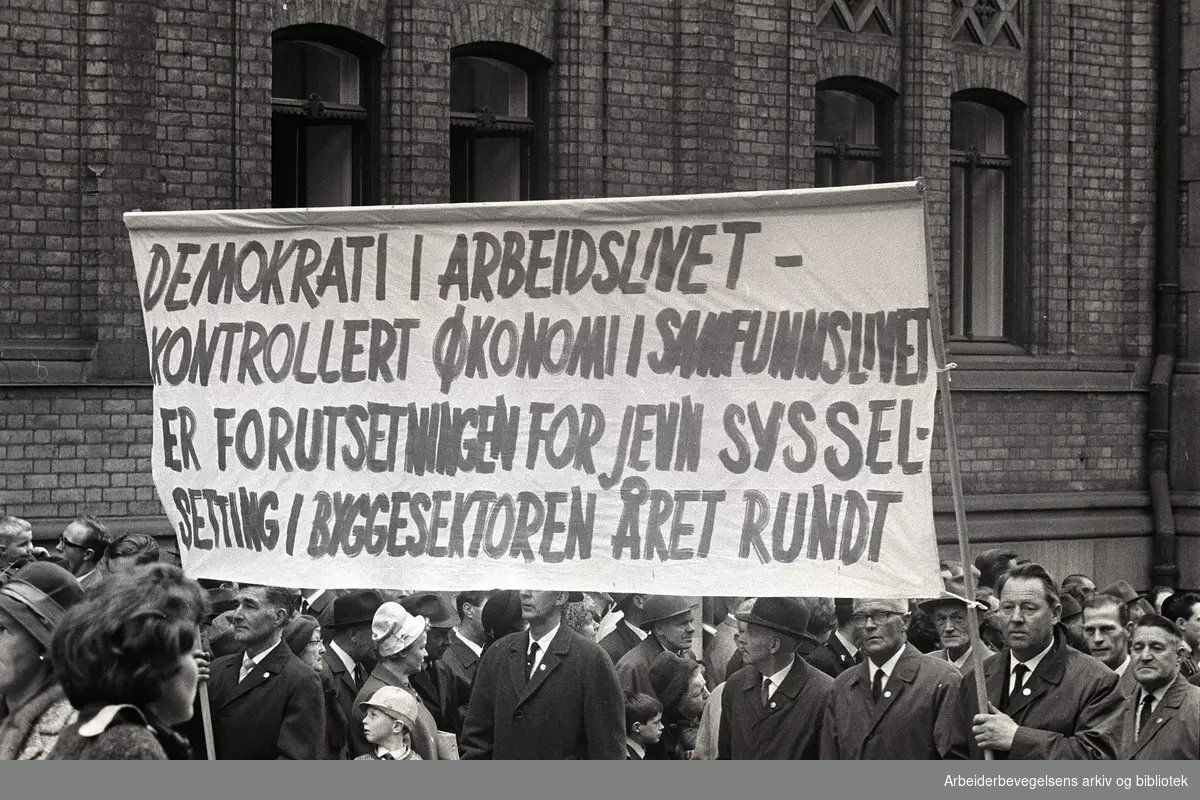 1. mai 1966 i Oslo.Demonstrasjonstoget i Karl Johans gate.Parole: Demokrati i arbeidslivet- Kontrollert økonomi i samfunnslivet er forutsetningen for jevn sysselsetting i byggesektoren året rundt