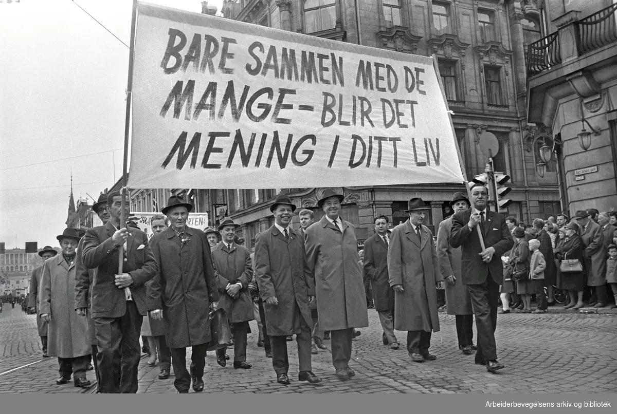 1. mai 1966 i Oslo.Demonstrasjonstoget i Karl Johans gate.Parole: Bare sammen med de mange- blir det mening i ditt liv.