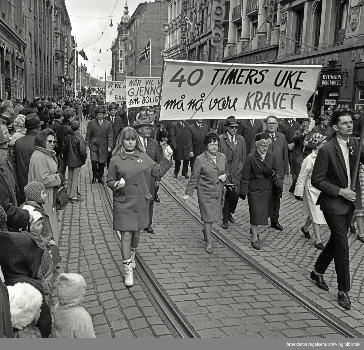 1. mai 1967 i Oslo.Demonstrasjonstoget.Parole: 40-timers uke må nå være kravet