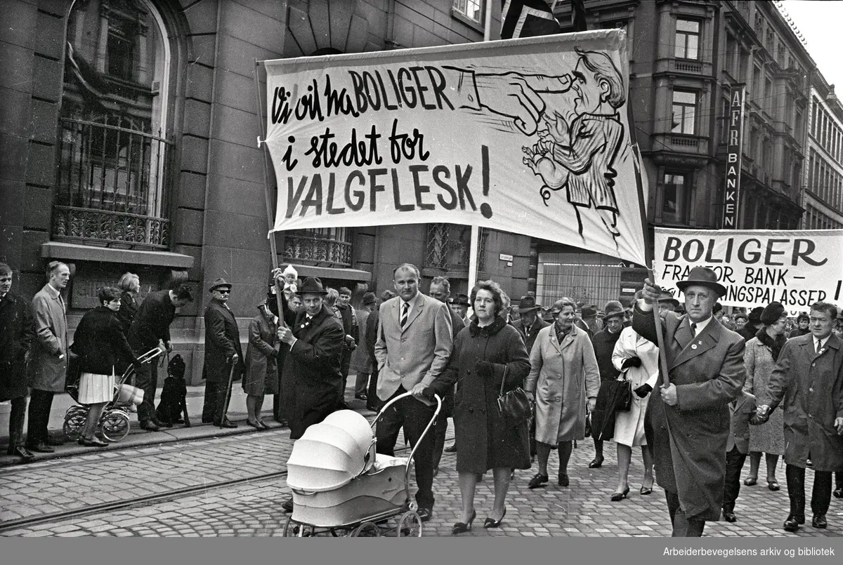 1. mai 1967 i Oslo.Demonstrasjonstoget.Parole: Vi vil ha boliger i stedet for valgflesk!..