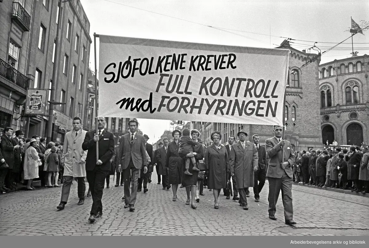 1. mai 1968 i Oslo.Demonstrasjonstoget i Karl Johans gate.Parole: Sjøfolkene krever full kontroll med forhyringen
