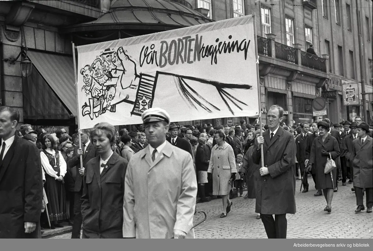 1. mai 1968 i Oslo.Demonstrasjonstoget i Karl Johans gate.Parole: Vår Borten-regjering