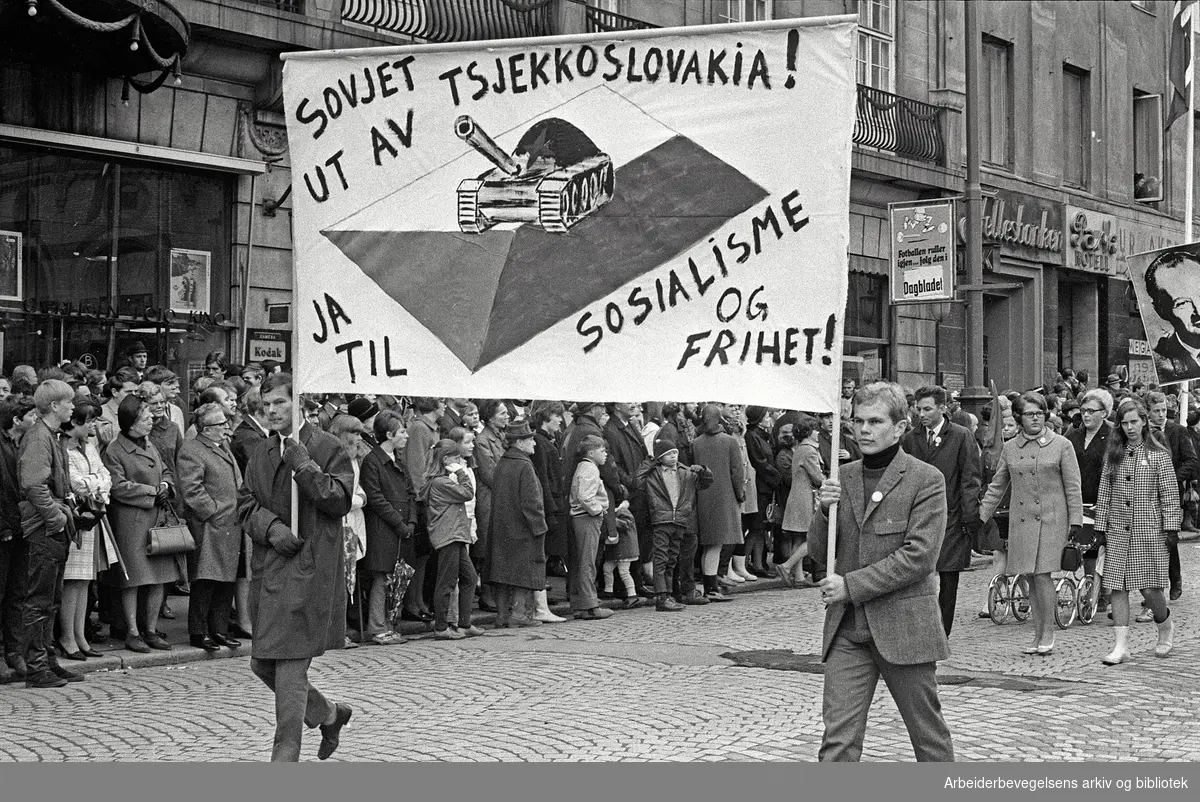 1. mai 1969 i Oslo.Demonstrasjonstoget i Karl Johans gate.Parolet: Sovjet ut av Tsjekkoslovakia.Ja til sosialisme og frihet