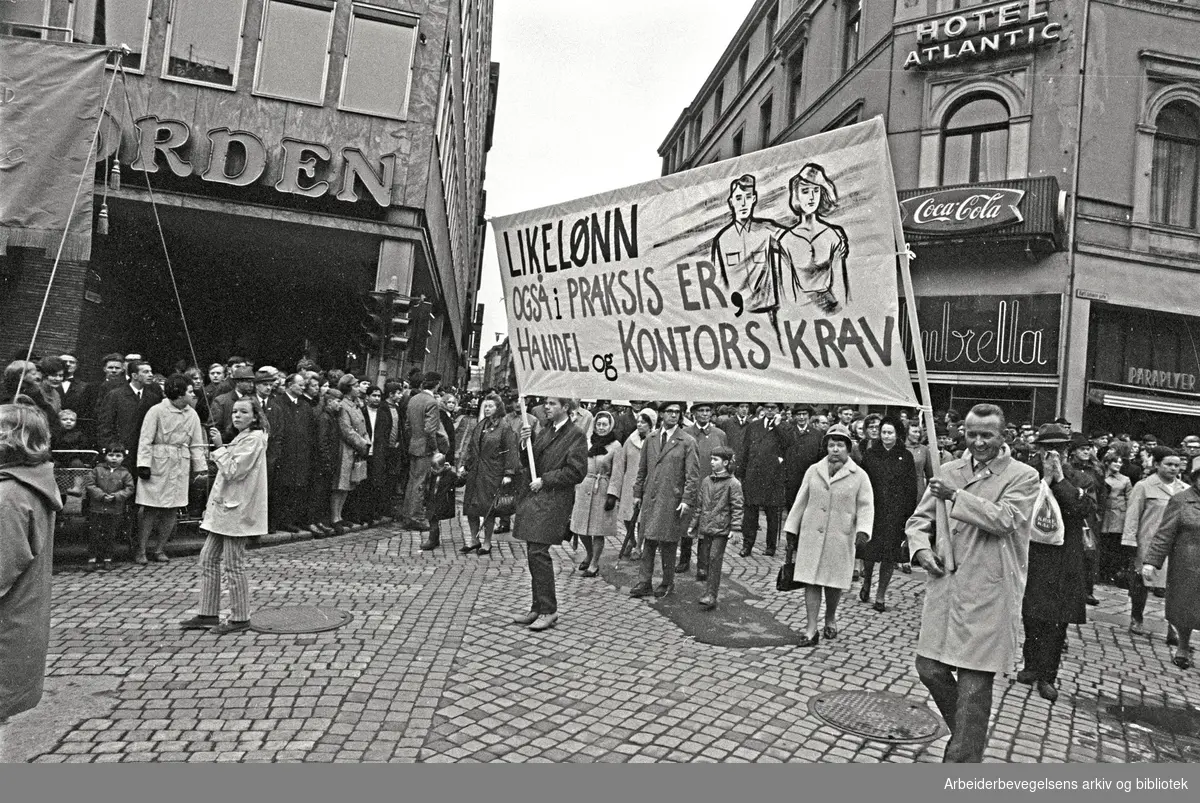 1. mai 1969 i Oslo.Demonstrasjonstoget i Karl Johans gate.Parole: Likelønn også i praksis, er Handel og Kontors krav