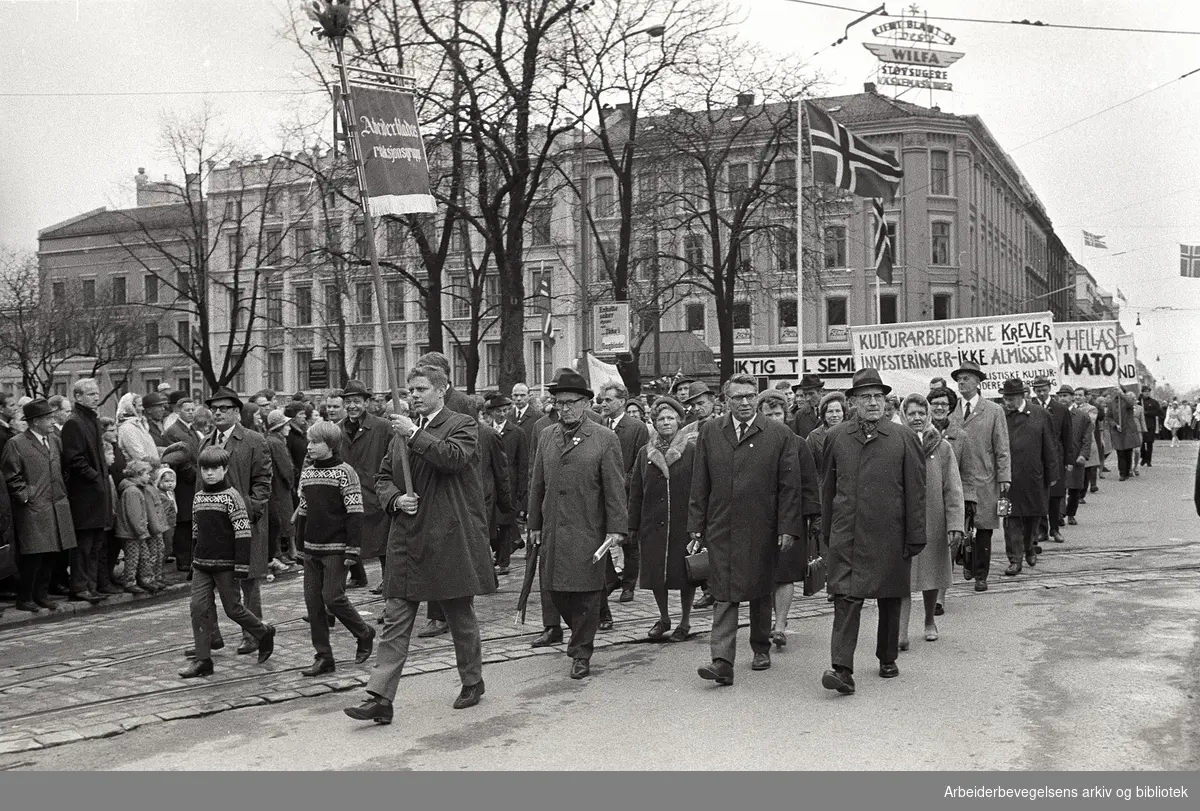 1. mai 1969 i Oslo.Demonstrasjonstoget.Fane: Arbeiderbladets redaksjonsgruppe.