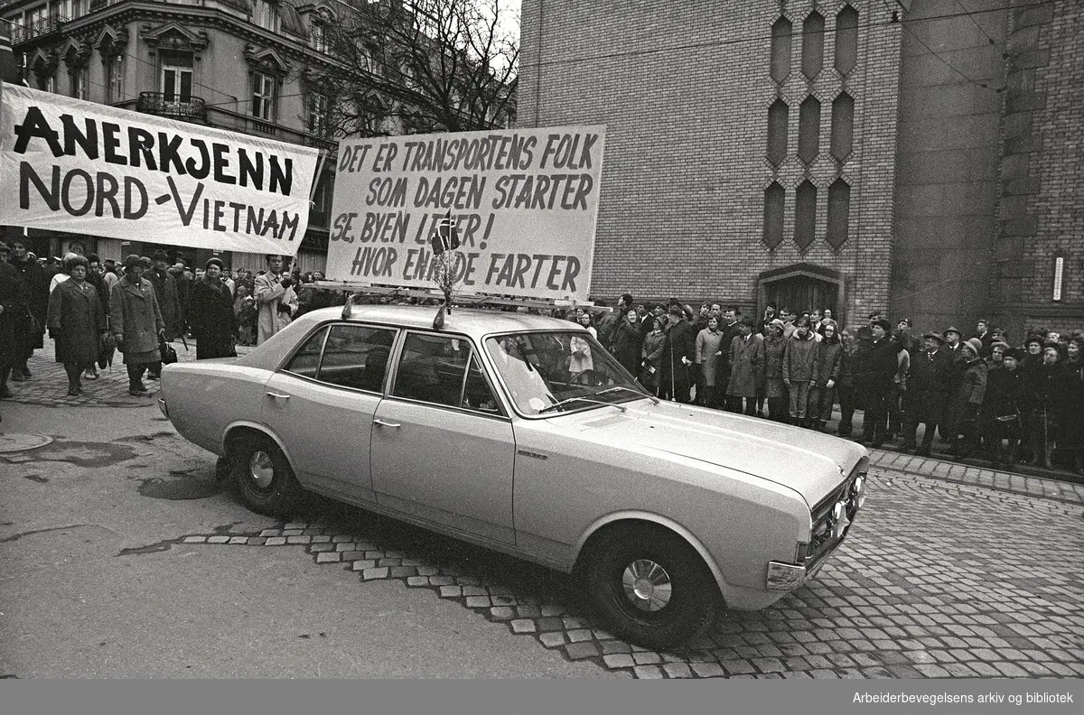 1. mai 1969 i Oslo.Demonstrasjonstoget i Karl Johans gate.Parole: Det er transportens folk som dagen starter.Se byen lever!.hvor enn de farter..
