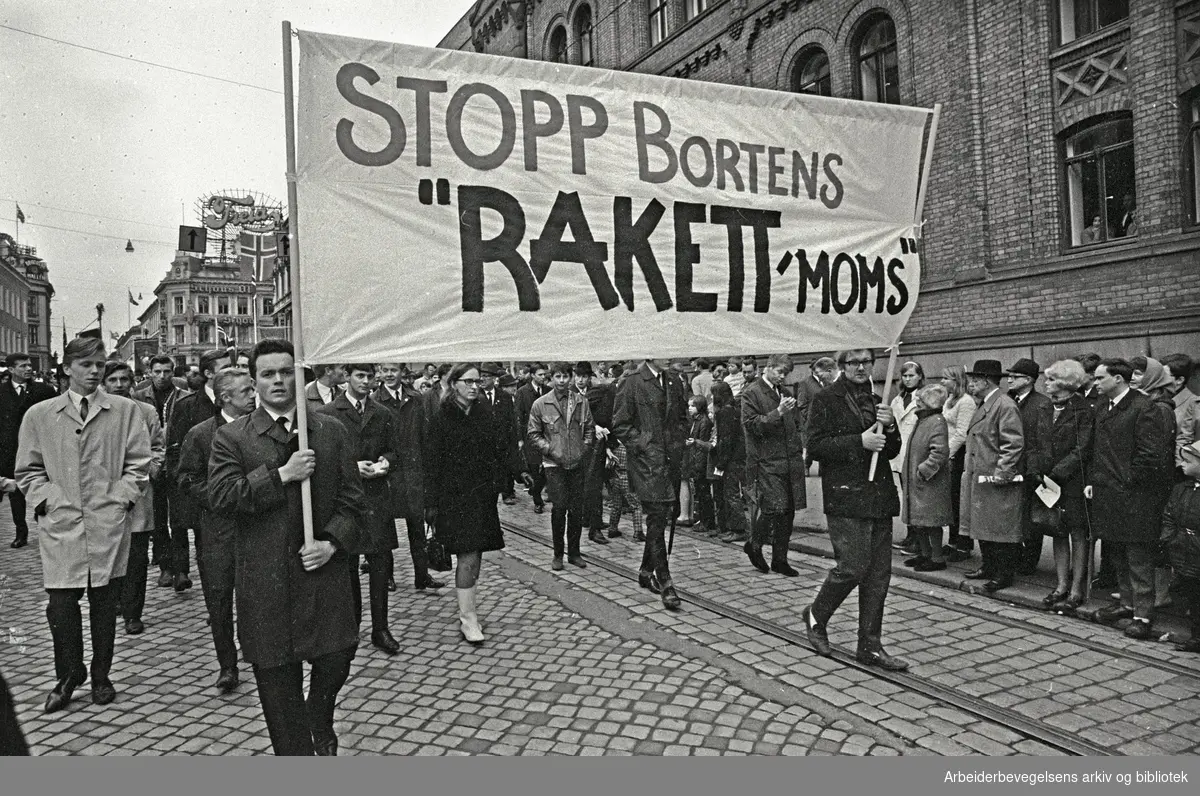1. mai 1969 i Oslo.Demonstrasjonstoget i Karl Johans gate.Parole: Stopp Bortens "rakett" moms.