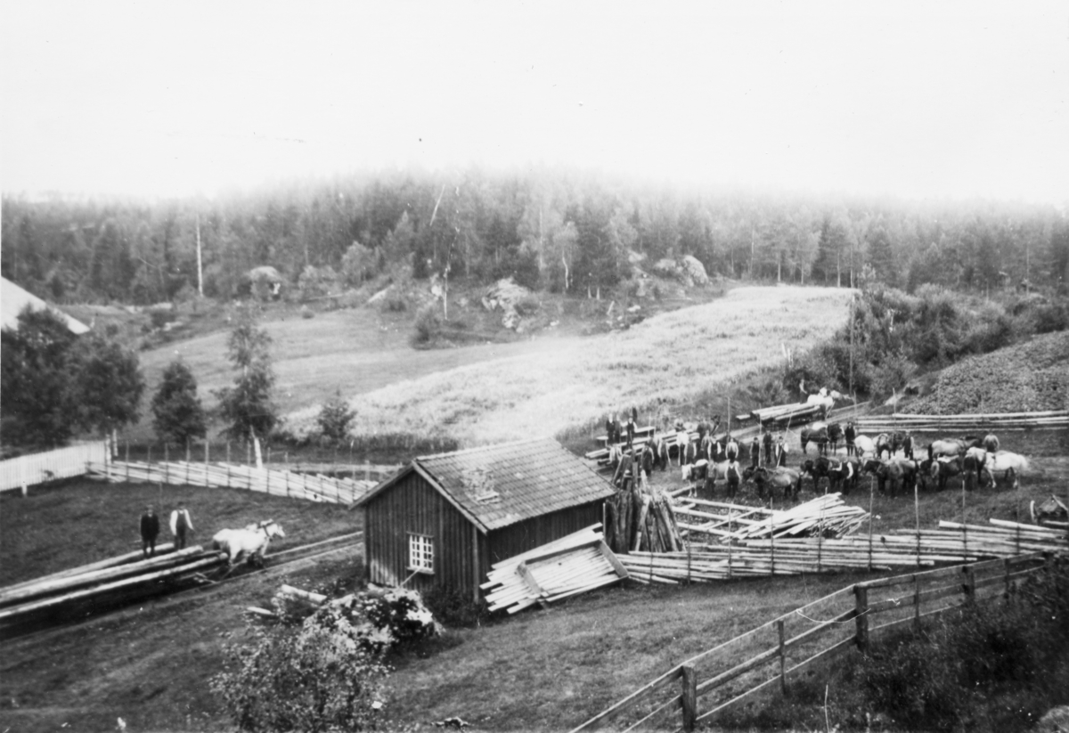 Fra Grasmobanen.  Grasmobanen eller Sootbanen var en hestejernbane som lå i Aurskog-Høland kommune] Jernbanen ble bygd på grunneiendommen (gården) Grasmo, derav navnet Grasmobanen.