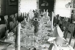 Honningsvåg. Dekket bryllupsbord til Gyda og Bjarne Aronsens