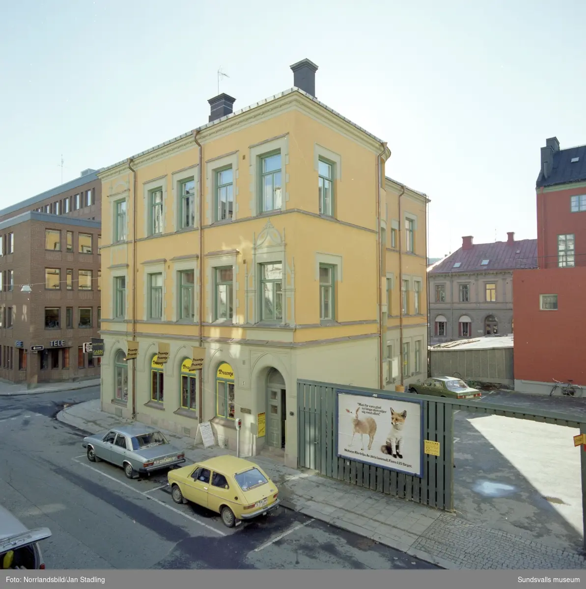 Exteriörbilder av huset i hörnet av Kyrkogatan-Tullgatan. Presenta, Brittas garn.